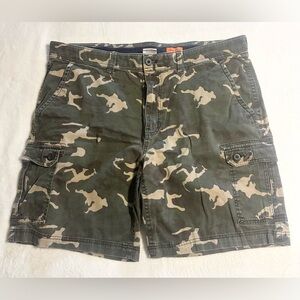 Men’s camouflage cargo shorts size 44 St. John’s bay comfort stretch